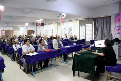 老党员们在认真聆听报告